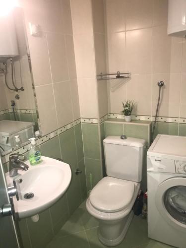 贝尔格莱德Apartman AS的浴室配有白色卫生间和盥洗盆。