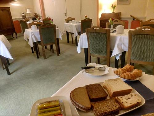 杜塞尔多夫Schloss Hotel的一张桌子上放着一盘面包和糕点