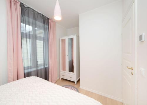 派尔努Modern quiet 2 bedroom apartment near City center的卧室配有白色的床和窗户。