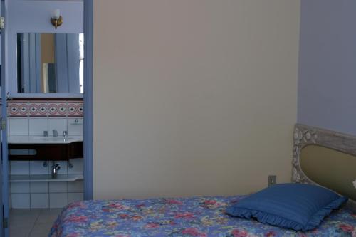 CristinaPOUSADA CASARÃO NORONHA KAUAGE的一间卧室配有床、水槽和镜子