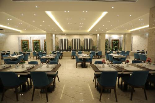 Qasr AlDur Hotel餐厅或其他用餐的地方
