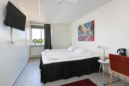 卡尔马卡尔马酒店的卧室配有一张大床,墙上配有电视