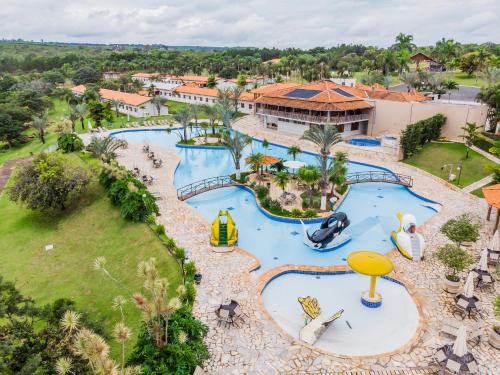 卡皮托利乌Obbá Coema Village Hotel的享有度假村游泳池的空中景致
