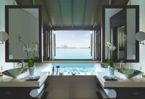 迪拜棕榈岛安纳塔拉度假酒店的一间浴室