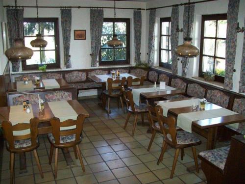 格拉登巴赫Gasthaus Hinterländer Schweiz的餐厅设有木桌、椅子和窗户。