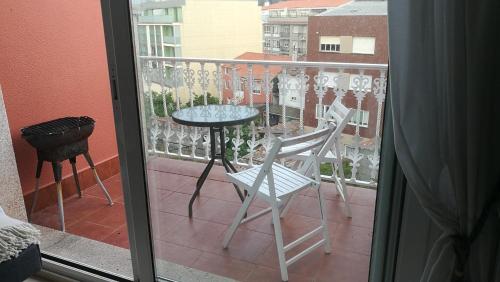 博伊罗Apartamento de playa的阳台配有桌椅,享有风景。
