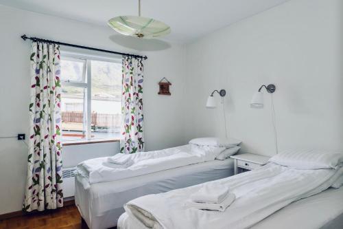欧拉夫斯维克Experience Beautiful Iceland的一间医院间,设有两张床和窗户