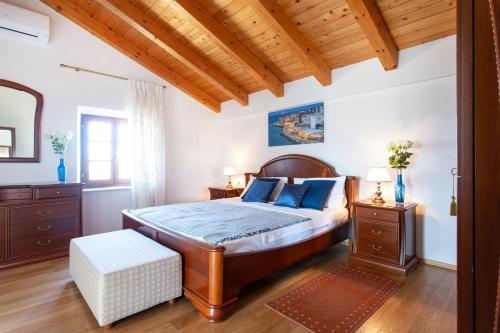 塞科夫列Residence Gold Istra的一间卧室设有一张床和木制天花板