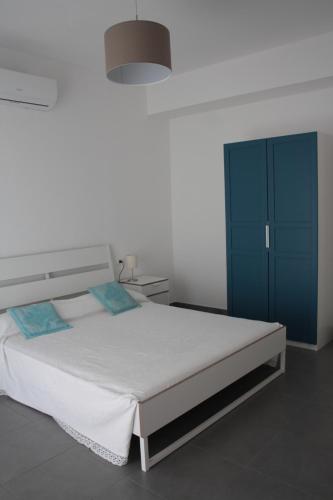 奥列纳Gli olivi的一间卧室配有一张大床和一个蓝色的橱柜