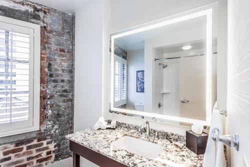 新奥尔良莫坎泰尔酒店的一间带水槽和镜子的浴室