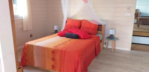 莱昂斯-达赫雷bel ti kay的一间卧室配有红色枕头的床