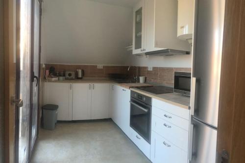 阿尔切纳Apartamento Ahola的小厨房配有白色橱柜和电器
