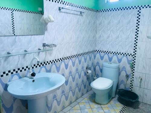 基林德Temple Flower Guest的浴室配有白色水槽和卫生间。