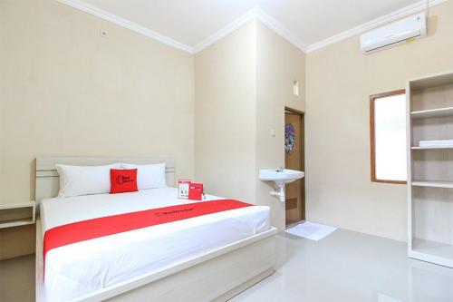 梭罗RedDoorz near Balekambang City Park的一间卧室配有一张床和一个水槽