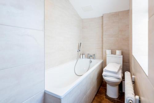 Elegant 3Bed Apartment in Kensington Olympia的一间浴室