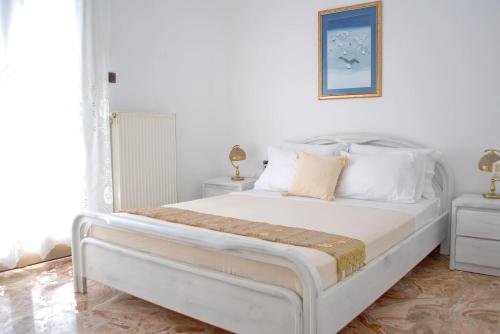 Grandma's Elegant Apartment in Naxos Town客房内的一张或多张床位