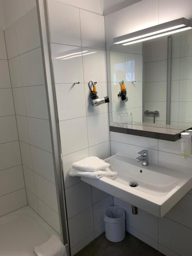 霍夫曼科斯普拉兹酒店的白色的浴室设有水槽和镜子