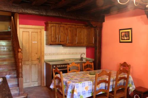 埃斯皮纳马Casa Rural La Torre de Espinama的厨房配有桌子、水槽和炉灶。