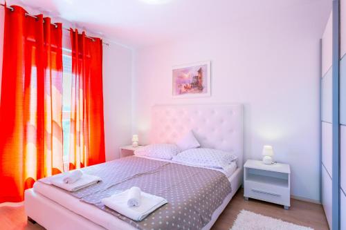 梅杜林Samir的一间卧室配有粉红色的床和红色窗帘