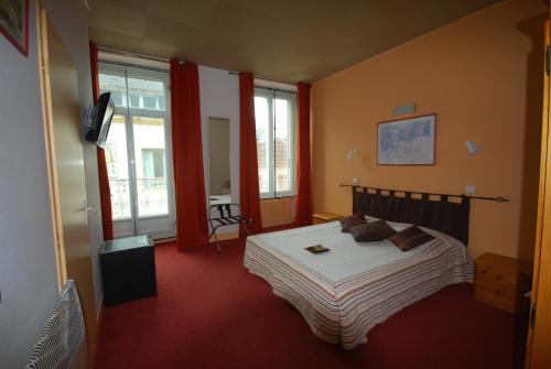 波城阿杜尔酒店的一间设有床铺的卧室,位于带窗户的房间内