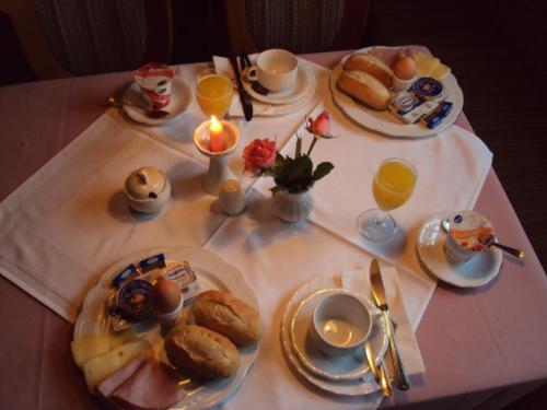 Scheinfeld施若特姆莱餐厅酒店的餐桌,包括早餐食品和橙汁盘