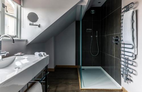 奥福德皇冠城堡酒店的带淋浴的浴室和玻璃门