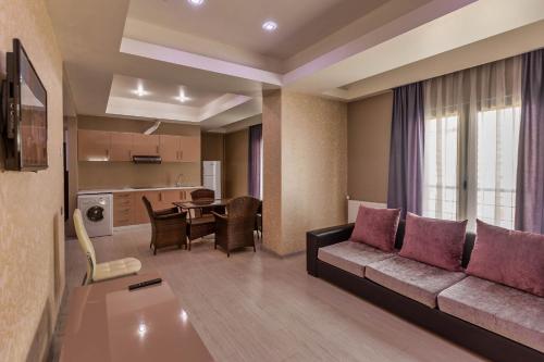 巴库Diplomat Suites的客厅配有沙发和桌子