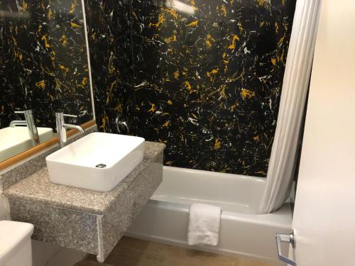 维萨利亚美国最有价值旅馆的一间浴室