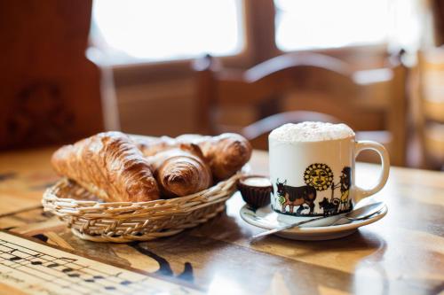 沙泰勒圣但尼Café Tivoli的一张桌子,上面放着一篮羊角面包和一杯咖啡