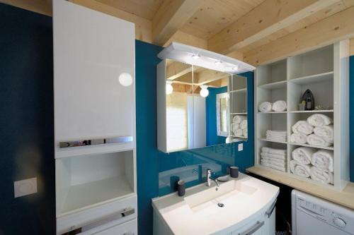 莱鲁斯Gîte du Bief de la Chaille的一间带水槽和镜子的浴室