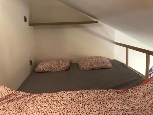 圣阿芒莱索maison therme st Amand的一张床上有两个枕头的房间