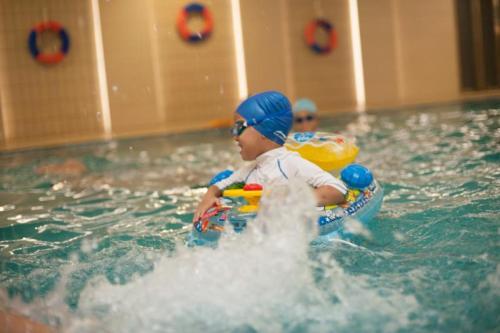 武汉武汉华美达光谷大酒店（温德姆集团全球最佳华美达酒店）的两个孩子在游泳池里
