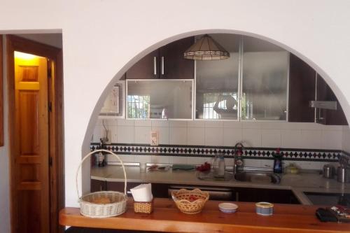 布维翁Una joya en la Alpujarra的厨房里的拱门,配有水槽和柜台