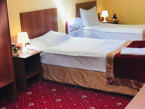 喀山Davidov Inn的酒店客房带两张床,上面有标志