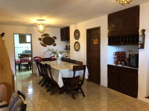 卡姆布库Shekinah House的厨房以及带桌椅的用餐室。