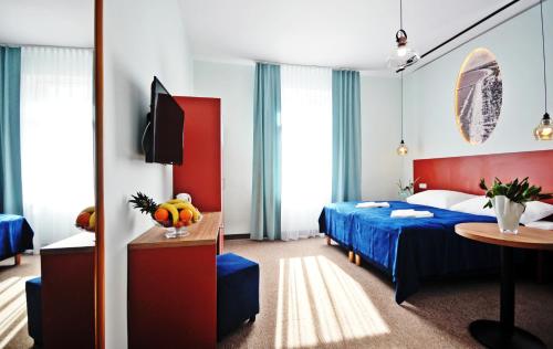 斯维诺乌伊希切Dom Zdrojowy Amber的酒店客房配有一张床铺和一张桌子。