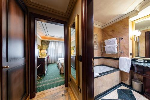 河畔城堡酒店的一间浴室