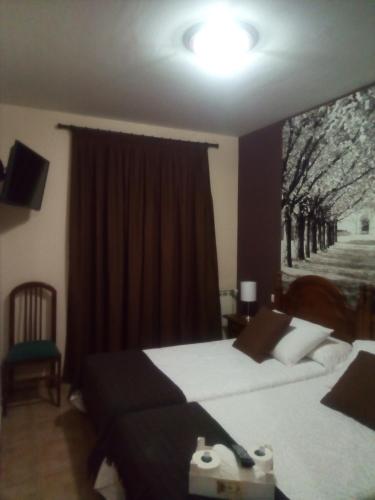 波特斯Casa Favila的酒店客房设有两张床和窗户。