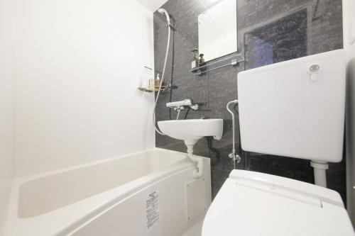 东京东京中心酒店的浴室配有白色卫生间和盥洗盆。