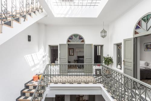 丹吉尔Riad Dar-tus的房屋内的楼梯,拥有白色的墙壁和天花板