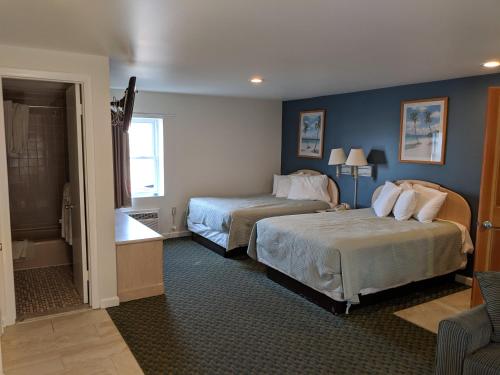 大洋城水晶沙汽车旅馆的酒店客房带两张床和一间浴室