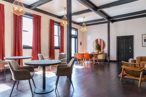 旧金山Sonder Hayes Valley的客厅配有桌椅和窗户。