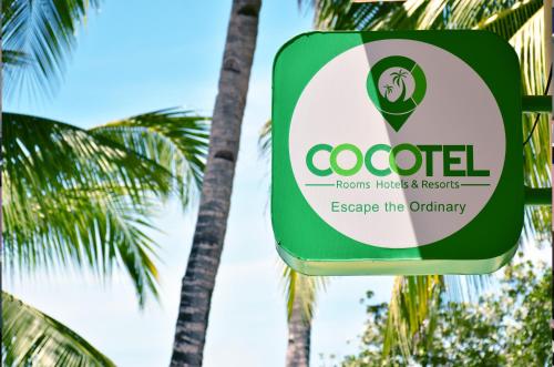 长滩岛Boracay Morning Beach Resort by Cocotel - Fully Vaccinated Staff的棕榈树前被割的标志