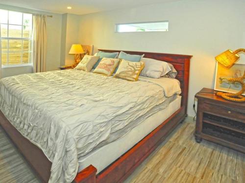 迈阿密Villa Estelle的一间卧室配有一张大床和一个床头柜