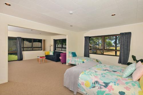 鲁阿卡卡Ridge Haven Accommodation的一间卧室配有一张床和一张沙发
