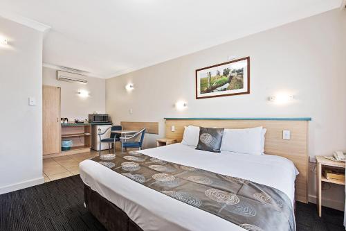 阿德莱德277号迎宾酒店的酒店客房设有一张大床和一个厨房。