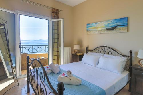巴尔巴蒂Villa Dimeli的一间卧室设有一张床,享有海景
