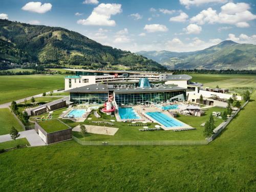 卡普伦陶恩山Spa温泉酒店的享有带游泳池的度假村的空中景致