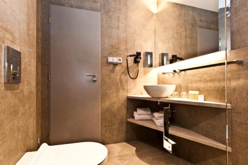 布拉格阿克森特酒店的带淋浴、卫生间和盥洗盆的浴室