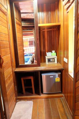 皮皮岛皮皮沙海景度假村 的一间配有电视和镜子的小房间